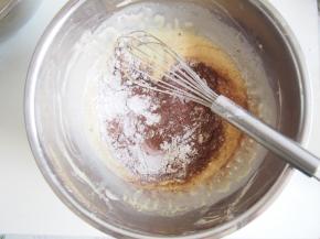 准备可可蛋糕片，同样准备3个蛋黄加入牛奶和玉米油搅拌均匀后，将可可粉和面粉筛入蛋黄糊中。