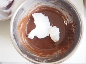 蛋白霜打至湿性发泡状态，取三分之一的蛋白加入蛋黄糊中切拌均匀后，加入剩余蛋白霜切拌均匀。