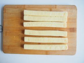 将烤好的蛋糕片切割整齐，成为均匀的小条。