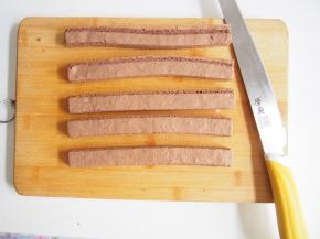 同样切好可可蛋糕片。