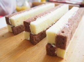 将淡奶油打发，作为黏合剂将不同口味的蛋糕片进行拼合。