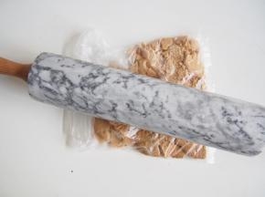 将消化饼干用走锤碾碎，越碎越好。