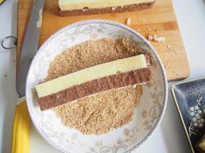 在蛋糕表面再抹一层淡奶油，然后在消化饼干里面滚一圈即可。