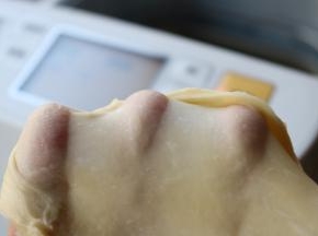 后油法把面团揉到完全扩展状态。