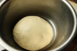 揉好的面团整理一下，放入盆里开始发酵。