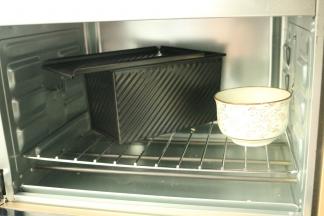 吐司模放入烤箱，里面放一碗热水，烤箱选择发酵模式，保证湿度和温度，开始二发。