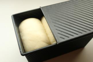 盖上吐司模的盖。