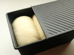 盖上吐司模的盖。
