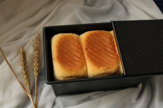 烤好的吐司，马上拿出来，打开盖子，看到上色很完美。