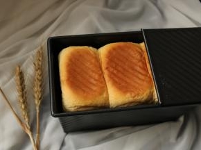 烤好的吐司，马上拿出来，打开盖子，看到上色很完美。