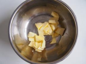 1.	黄油切小块室温软化，用打蛋器略微打发