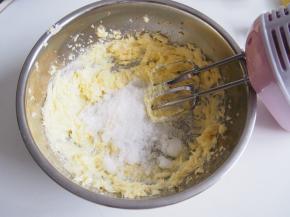 2.	打发顺滑后加入细砂糖，继续打发至颜色变浅，体积膨大。