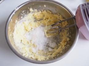 2.	打发顺滑后加入细砂糖，继续打发至颜色变浅，体积膨大。