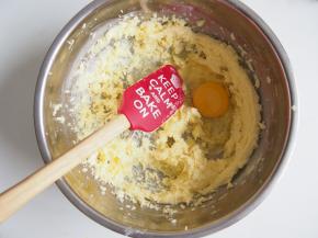 分三次加入全蛋液，每次都搅打均匀（我是一次性加入，一点一点打入黄油）。