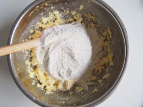 筛入低筋面粉。