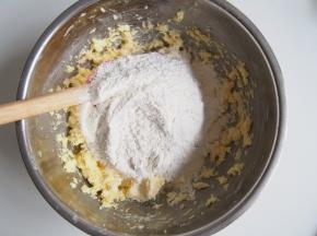 筛入低筋面粉。