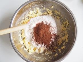 筛入可可粉，切拌均匀。