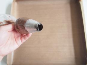 装入裱花袋，选择自己喜欢的裱花嘴挤出造型。