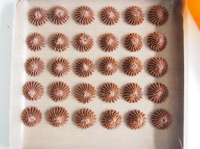 烤盘铺上油布，曲奇之间留一点缝隙。