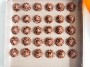 烤盘铺上油布，曲奇之间留一点缝隙。