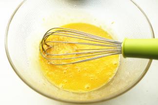 蛋白蛋黄分离。蛋黄加入白砂糖B混合均匀.