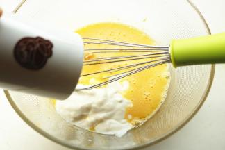 加入玉米油和酸奶。