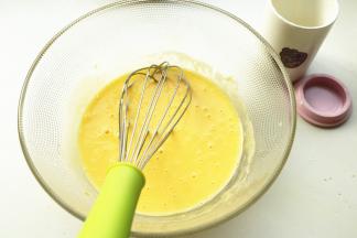 用蛋抽混合均匀。