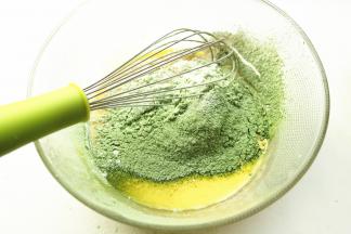 筛入低粉、玉米淀粉和青汁粉。