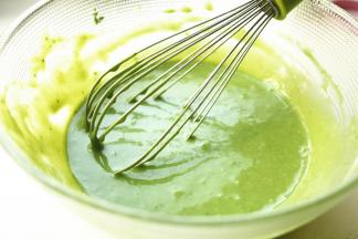 用蛋抽8字形混合均匀。