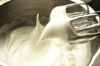 蛋白加入一点点盐，打发至粗泡状态时加入砂糖A，打发至出现大弯勾状态。