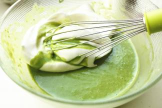 挖一部分蛋白霜到蛋黄糊里。