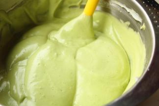 倒回到剩余蛋白糊里，继续翻拌均匀。蛋糕糊就做好了。