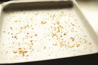 油纸铺在金盘底部，撒一些肉松。