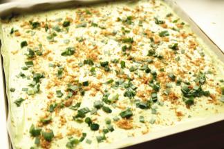 表面撒上葱碎和肉松。