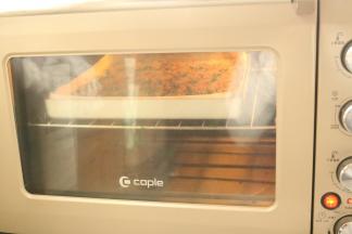 烤箱预热120度，中层烤25分钟，表面上色后，用上管再烤几分钟，表面金黄。