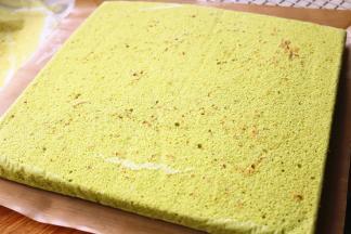 葱烤箱里取出后，震出热气，倒扣在烤架上，揭掉油纸，完美的毛巾面出现，翻卷起来即可。