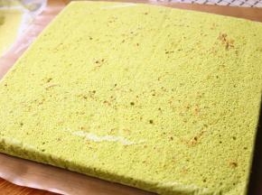 葱烤箱里取出后，震出热气，倒扣在烤架上，揭掉油纸，完美的毛巾面出现，翻卷起来即可。