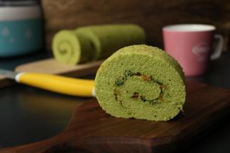 卷好的蛋糕卷，切段。