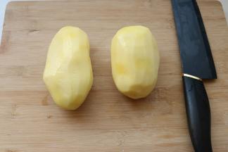 1、选择细长而均匀的土豆。刨去外皮。