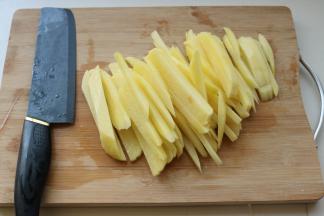 切成5mm的长条。