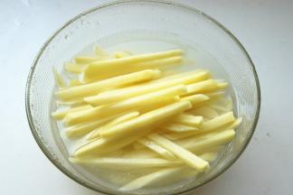 放入水中洗去表面淀粉。