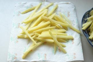 捞出来沥干水分。用厨房纸吸干表面水分，