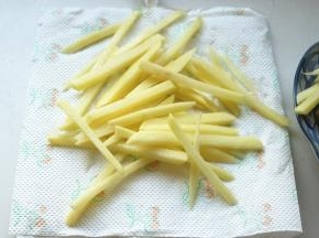捞出来沥干水分。用厨房纸吸干表面水分，