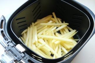 土豆条放入炸篮内。