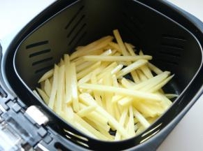 土豆条放入炸篮内。