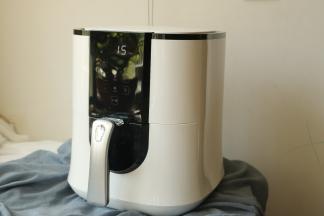 合上炸锅。选择薯条程序。一键启动炸锅。