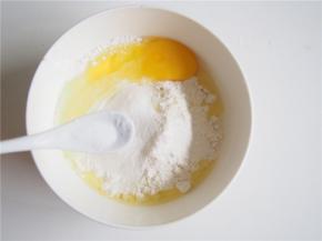 将面皮所有的材料放到一起，揉5分钟左右至光滑。