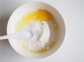 将面皮所有的材料放到一起，揉5分钟左右至光滑。