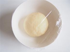 将揉好的面团放入抹有少许色拉油的碗中，表面也抹一层色拉油，盖上保鲜膜，室温醒发1小时。