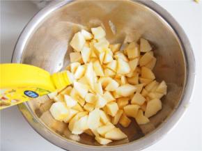苹果去皮后切成小块，洒上适量柠檬汁拌匀，防止氧化变色。